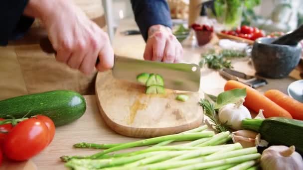 Erkek Şefin Ahşap Kesme Tahtasıyla Salatalık Keserken Restoran Mutfağında Yemek — Stok video