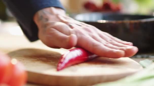 Primer Plano Las Manos Masculinas Rodando Chile Rojo Sobre Tabla — Vídeo de stock