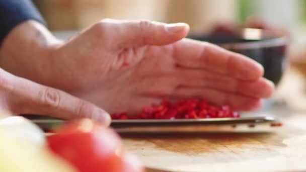 Großaufnahme Der Hände Eines Männlichen Kochs Der Küchentisch Gewürfelte Rote — Stockvideo