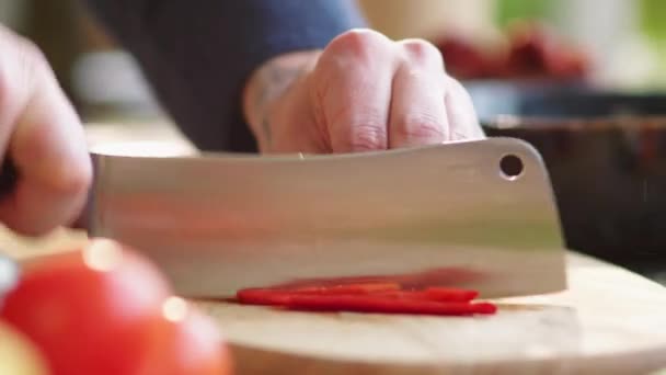 Primer Plano Enfoque Selectivo Las Manos Cocinero Masculino Rebanando Pimiento — Vídeo de stock