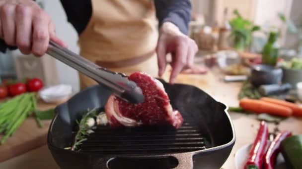Zoom Tiro Chef Masculino Usando Pinças Metal Colocar Bife Carne — Vídeo de Stock