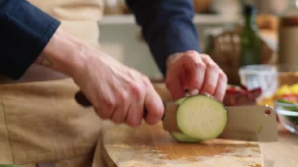 Close Tiro Mãos Cozinheiro Macho Avental Usando Faca Açougueiro Cortar — Vídeo de Stock