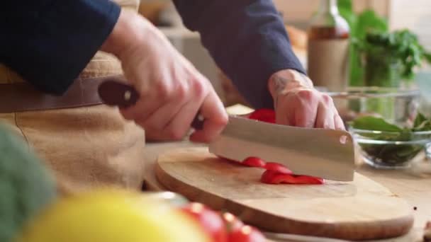 Primer Plano Cocinero Masculino Rebanando Pimiento Rojo Tabla Cortar Madera — Vídeo de stock