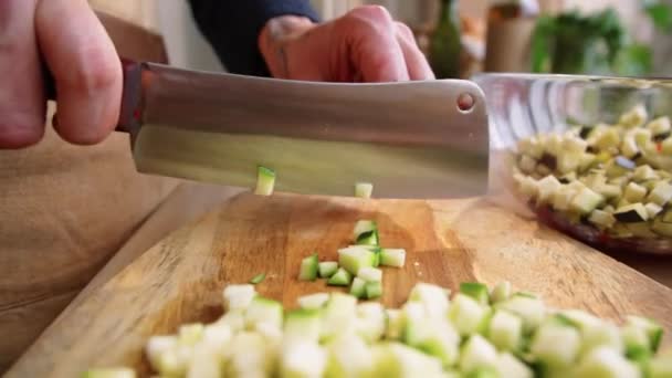 Erkek Aşçının Elleri Ahşap Kesme Tahtasına Taze Kabak Keserken Bıçak — Stok video