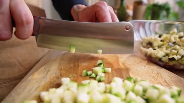 Alejar Disparo Las Manos Del Cocinero Macho Cortando Calabacín Fresco — Vídeo de stock