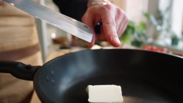 Nahaufnahme Der Hände Eines Männlichen Kochs Der Ein Stück Butter — Stockvideo