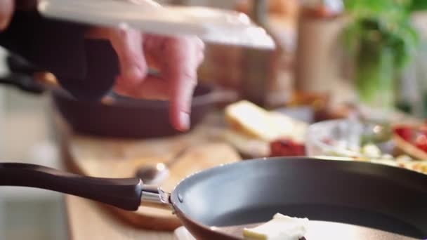 Close Kippen Schuss Des Männlichen Kochs Schürze Legt Stück Butter — Stockvideo