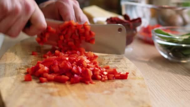 Primer Plano Plano Las Manos Cocinero Masculino Picando Pimiento Rojo — Vídeo de stock