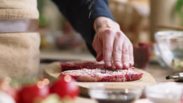 Primer Plano Plano Las Manos Chef Masculino Profesional Añadiendo Sal — Vídeo de stock