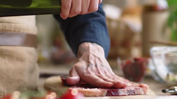 Close Tiro Mãos Chef Masculino Lançando Carne Crua Bife Derramando — Vídeo de Stock