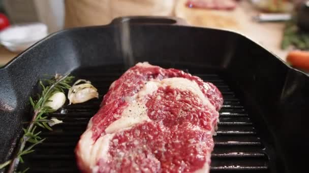 Zoom Para Fora Tiro Chef Masculino Derramando Sal Sobre Bife — Vídeo de Stock