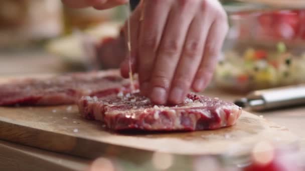Close Tiro Mãos Chef Masculino Derramando Azeite Sobre Carne Crua — Vídeo de Stock