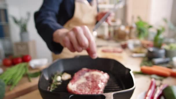 Zoom Rack Focado Tiro Chef Masculino Adicionando Sal Bife Suculento — Vídeo de Stock