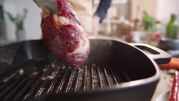 Close Rastreamento Tiro Chef Masculino Lançando Carne Suculenta Bife Com — Vídeo de Stock