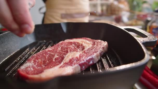 Vista Perto Mão Chef Masculino Adicionando Sal Delicioso Bife Carne — Vídeo de Stock