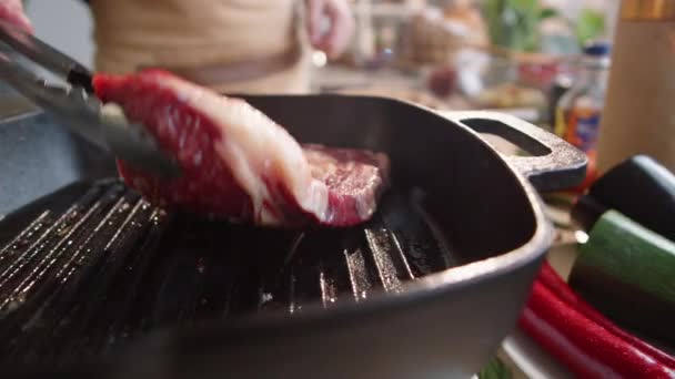 Close Rastreamento Tiro Chef Masculino Colocando Bife Carne Crua Panela — Vídeo de Stock