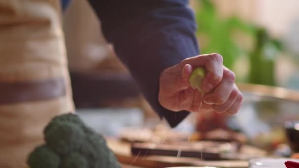 Närbild Luta Ner Skott Manlig Kock Pressa Kalk Och Hälla — Stockvideo