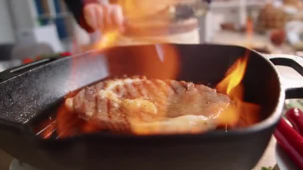 Close Tiro Restaurante Chef Lançando Carne Suculenta Bife Com Pinças — Vídeo de Stock