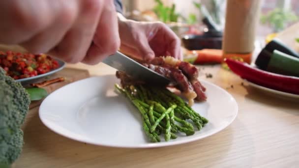 Vista Cerca Las Manos Chef Profesional Que Pone Trozos Carne — Vídeos de Stock