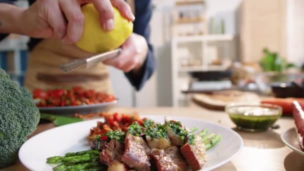 Primer Plano Chef Profesional Rallando Cáscara Limón Sobre Carne Asada — Vídeo de stock