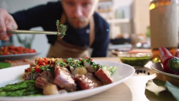 Närbild Selektiv Fokusbild Restaurang Kock Med Hjälp Kök Pincett Och — Stockvideo