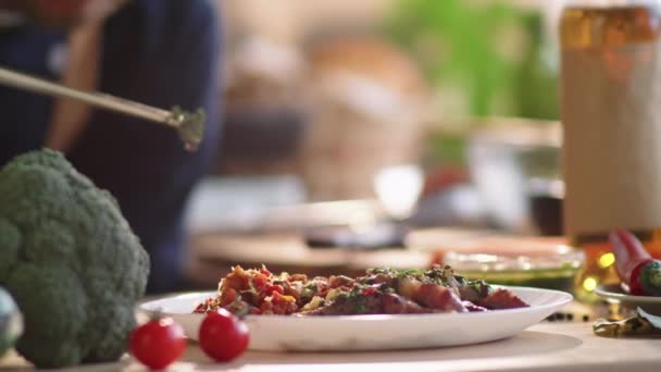 Erkek Aşçının Mutfak Cımbızı Ile Servis Edilen Tabağın Üstüne Küçük — Stok video