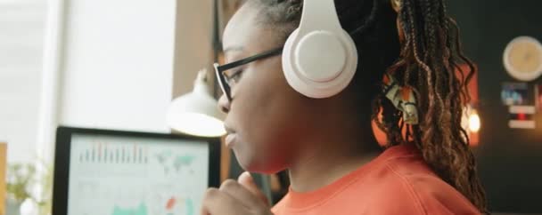 Naklonit Záběr Mladé Afroameričanky Dávat Bezdrátové Sluchátka Poslouchat Hudbu Tanec — Stock video