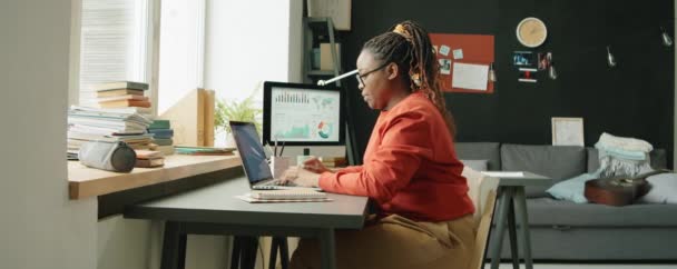 Zoom Toma Joven Afroamericana Escribiendo Ordenador Portátil Tomando Notas Mientras — Vídeos de Stock
