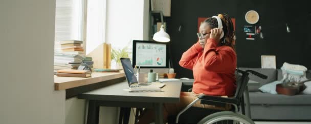 Zooma När Fotograferar Ung Afroamerikansk Kvinna Med Funktionshinder Som Sitter — Stockvideo