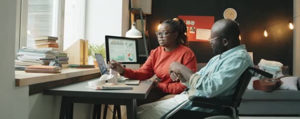 Powiększ Ujęcie Afroamerykanina Niepełnosprawnego Siedzącego Wózku Inwalidzkim Dyskutującego Coś Laptopie — Wideo stockowe