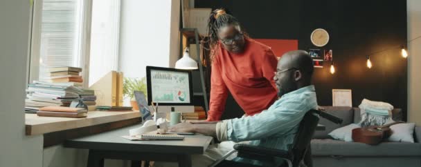Увеличьте Изображение Афроамериканца Инвалидностью Сидящего Инвалидной Коляске Обсуждающего Бизнес Проект — стоковое видео