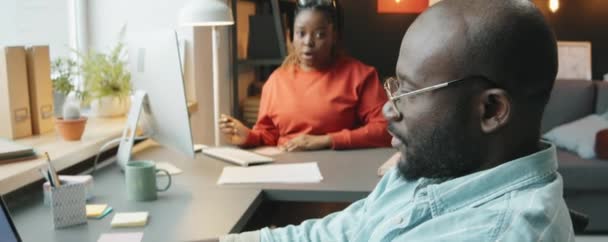 Naklonit Záběr Afroamerického Podnikatele Psaní Notebook Stolem Dělat Poznámky Mluvit — Stock video