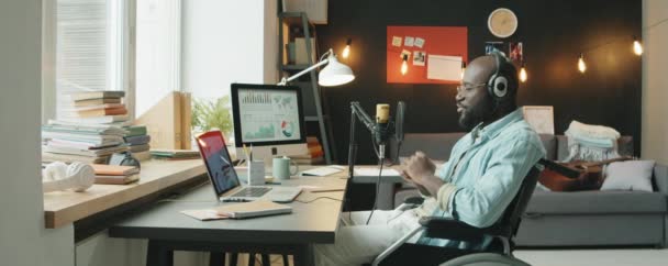 Zoom Toma Hombre Afroamericano Con Discapacidad Sentado Silla Ruedas Escritorio — Vídeos de Stock
