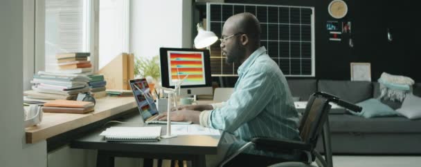 Přiblížit Záběr Afroamerického Energetického Inženýra Zdravotním Postižením Který Sedí Invalidním — Stock video