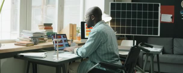 Zoom Toma Discapacidad Ingeniero Afroamericano Sentado Silla Ruedas Escritorio Con — Vídeos de Stock