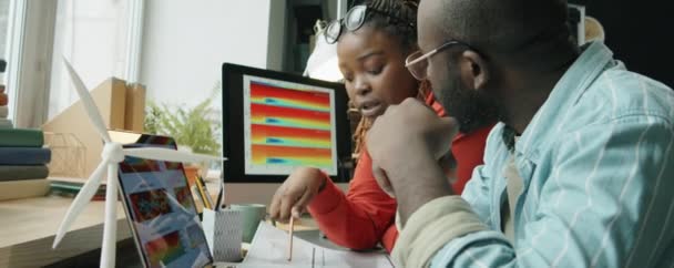 Hombre Mujer Afroamericanos Discuten Plan Papel Mientras Trabajan Juntos Proyecto — Vídeos de Stock