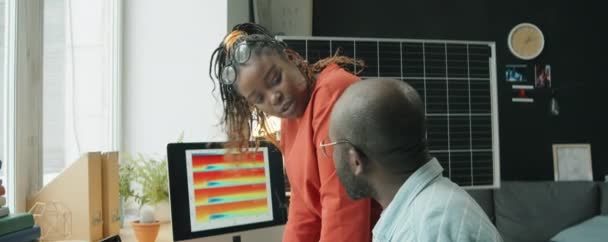 Afrika Kökenli Amerikalı Erkek Bayan Meslektaşlar Ofiste Birlikte Çalışırken Dizüstü — Stok video