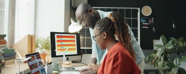 Ingeniera Afroamericana Colega Examinando Documentos Discutiendo Diapositivas Computadora Mientras Trabajan — Vídeos de Stock