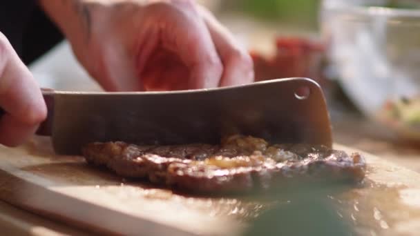 Vista Perto Das Mãos Chef Masculino Cortando Delicioso Bife Carne — Vídeo de Stock