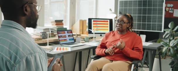 Afroameričanka Zdravotním Postižením Sedí Invalidním Vozíku Mluví Kolegou Během Pracovního — Stock video