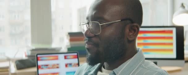 Зблизька Афроамериканець Обговорює Щось Колегою Офісі Компанії Сталої Енергетики — стокове відео