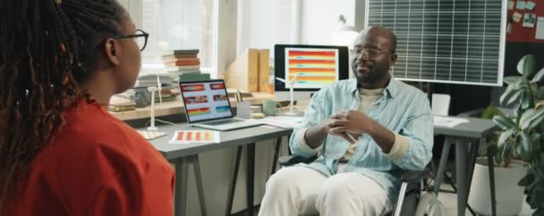 Afroamerikanischer Ingenieur Mit Behinderung Sitzt Rollstuhl Und Diskutiert Mit Einer — Stockvideo