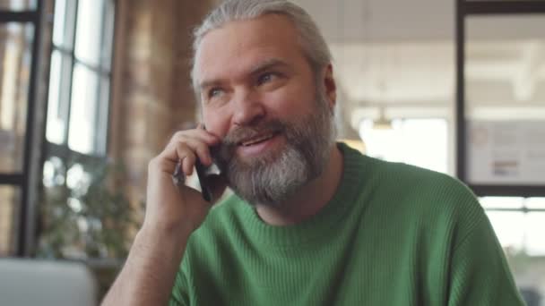 Gri Saçlı Sakallı Neşeli Orta Yaşlı Işadamı Cep Telefonuyla Konuşuyor — Stok video
