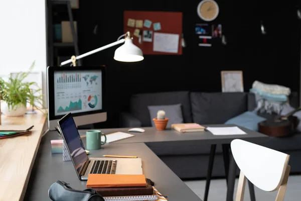 Posto di lavoro con computer portatile a casa — Foto Stock