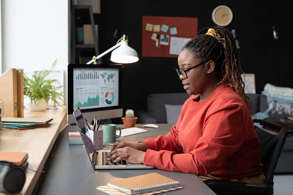 Chica africana trabajando en el ordenador portátil — Foto de Stock