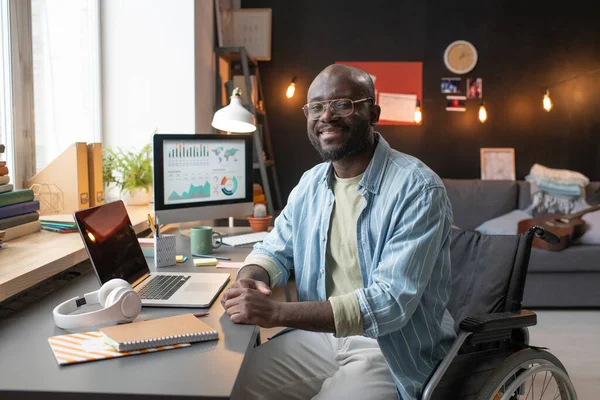 Mann mit Behinderung arbeitet zu Hause — Stockfoto