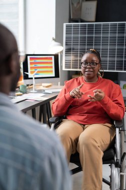 İş arkadaşları ofiste konuşuyor.