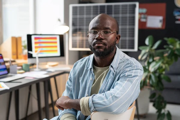 事務所で働くアフリカ人ビジネスマン — ストック写真