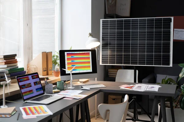 Lugar de trabajo con ordenador en la oficina —  Fotos de Stock