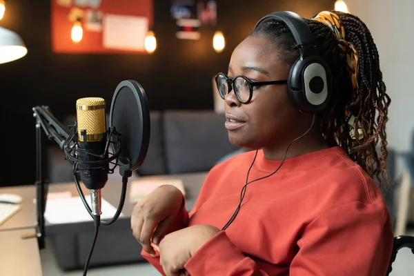 Woman podcaster podcasting και ηχογράφηση online talk show — Φωτογραφία Αρχείου